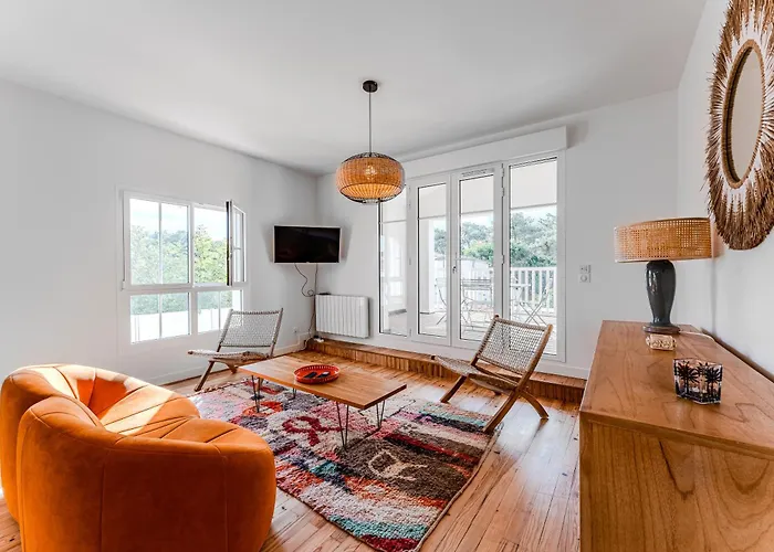 Cap Ferret Centre Ref 128 *